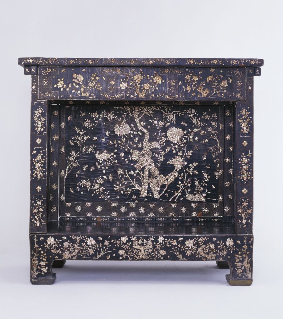 图片[1]-Black lacquer frame bed inlaid with mother-of-pearl pattern-China Archive